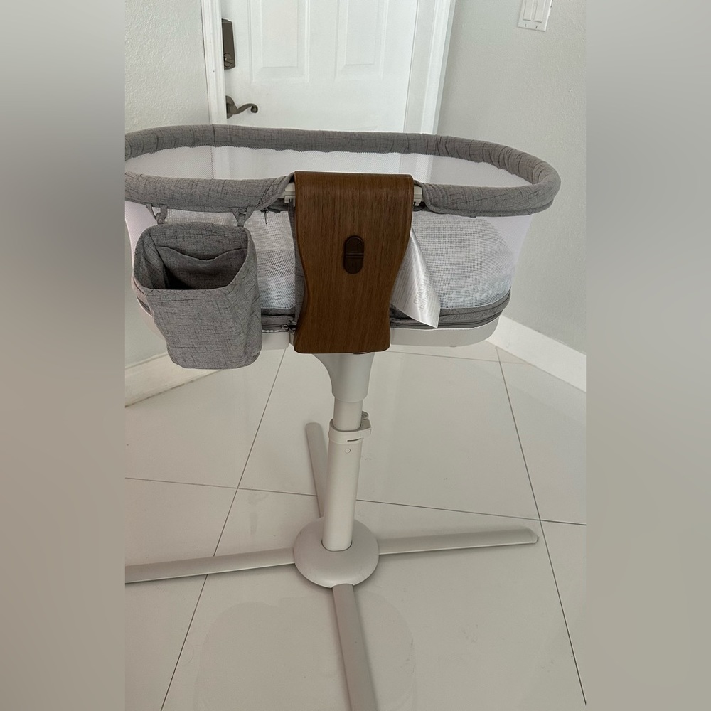 (70)
Bassinest™ LUXE Series Bedside Swivel Sleeper
HALO® Like new!!!